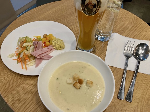 BERのルフトハンザ セネターラウンジでの最初の一皿。サラダ（ハム、野菜、卵サラダ添え）、クルトン入りのクリームスープ、そしてビール（ヴァイスビア）