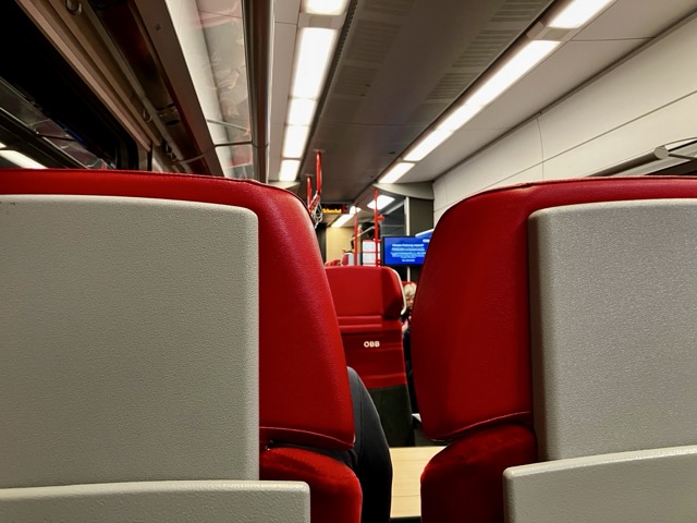 清潔感のあるCityjetの赤い座席シート