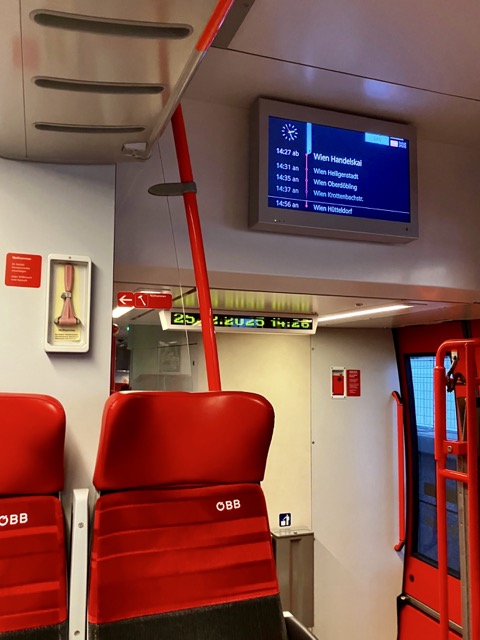 Cityjet車内の青い液晶モニターに表示された停車駅リスト