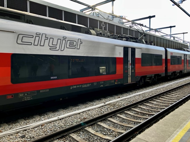 Cityjet（シティジェット）の車両側面に描かれた大きなロゴマーク