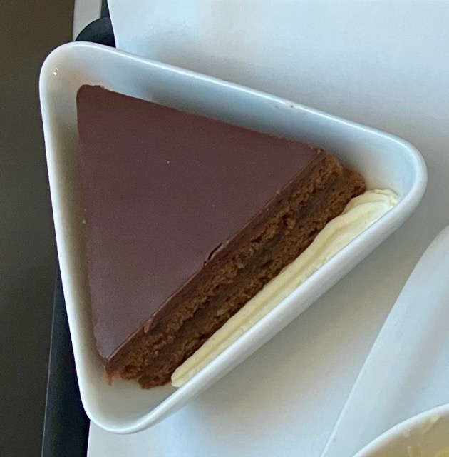 オーストリア航空ビジネスクラス（短距離路線）で提供された機内食のザッハトルテ