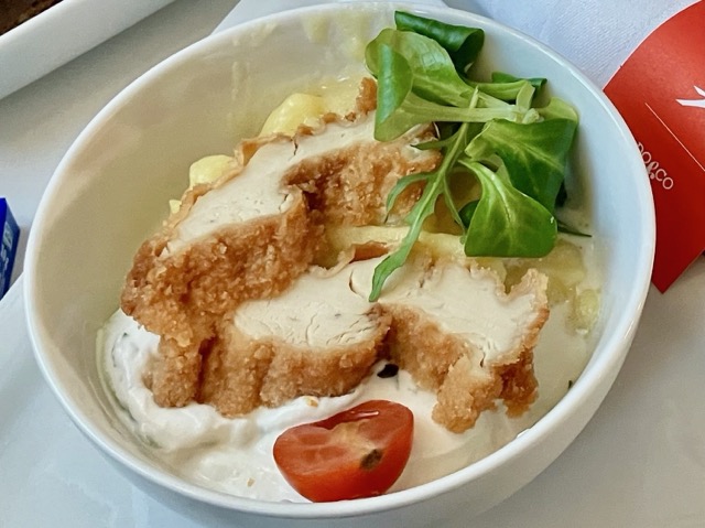 オーストリア航空ビジネスクラス（短距離路線）で提供された機内食のBackhendlsalat（フライドチキンサラダ）