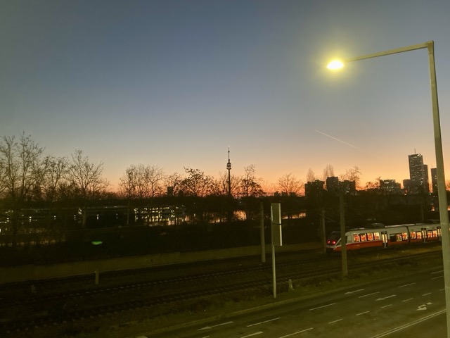 ホテル前から見えるドナウ川方面の美しい夕景とウィーンの街並み