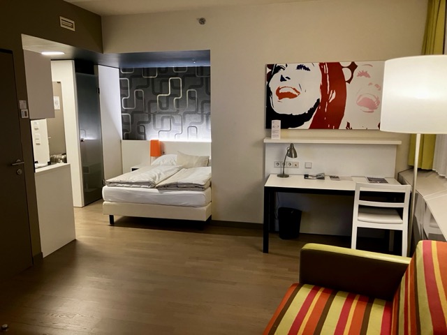 ウィーンのホテル harry's home Wien hotel & apartments の広々とした室内全景
