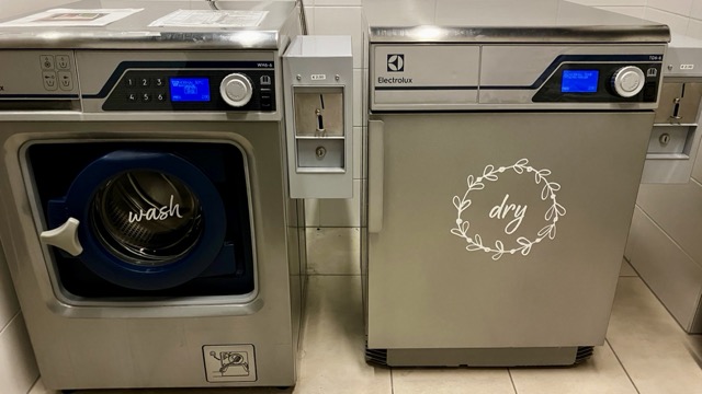 ホテル内にあるElectrolux製のコインランドリー（洗濯機と乾燥機）