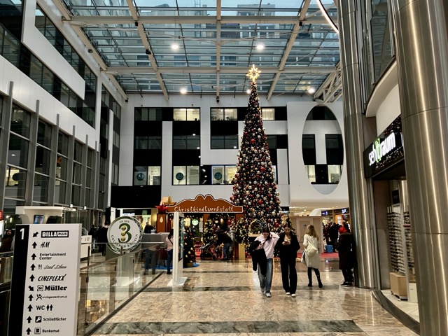 ミレニアムシティ内に飾られた巨大なクリスマスツリー