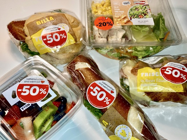 スーパーBILLAで購入した50%オフのサンドイッチやフルーツ、20%オフのサラダ