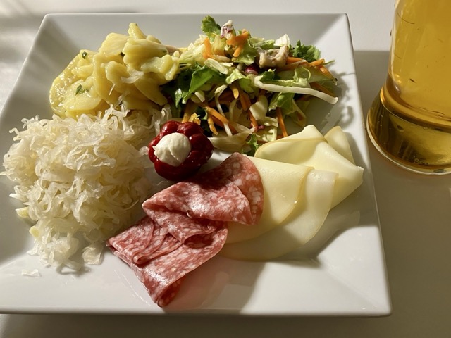 部屋で楽しむウィーンの夕食（サラミ、チーズ、ザワークラウト、ポテトサラダ、サラダ、ビール）
