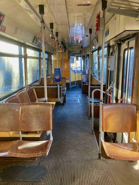 ウィーン旧型トラムの車内風景。温かみのある木製座席が並ぶレトロな内装