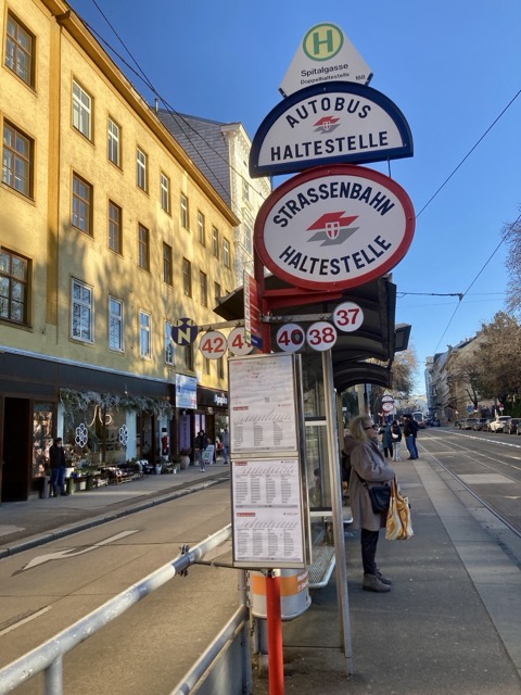 ウィーンの路面電車（Strassenbahn）とバスの停留所看板「Spitalgasse」