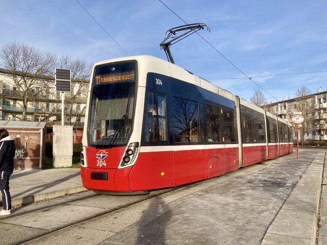 ウィーン市電の最新型低床車両（ULF）。バリアフリー対応の赤いトラム