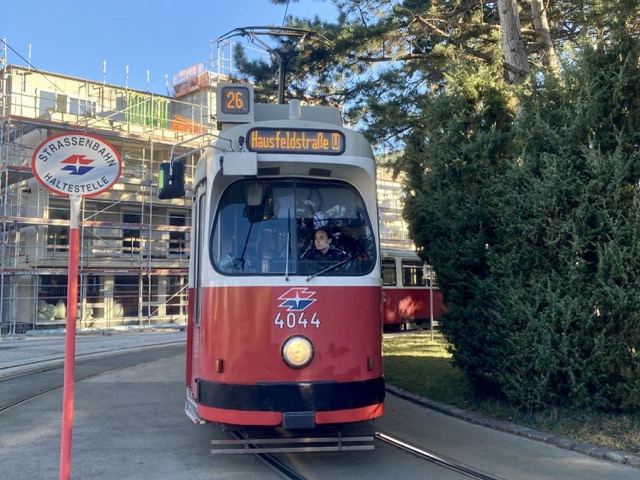 ウィーン市電26番系統の旧型トラム車両。赤い車体とレトロな行き先表示