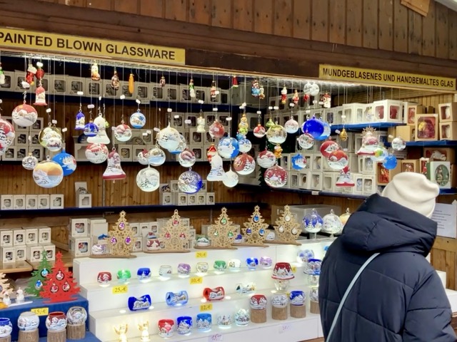クリスマスマーケットの屋台に並ぶ伝統の吹きガラス製オーナメント