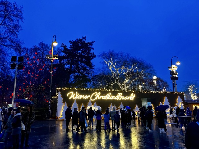 ウィーンのクリスマスマーケットにあるネオンのフォトスポット「Wiener Christkindlmarkt」