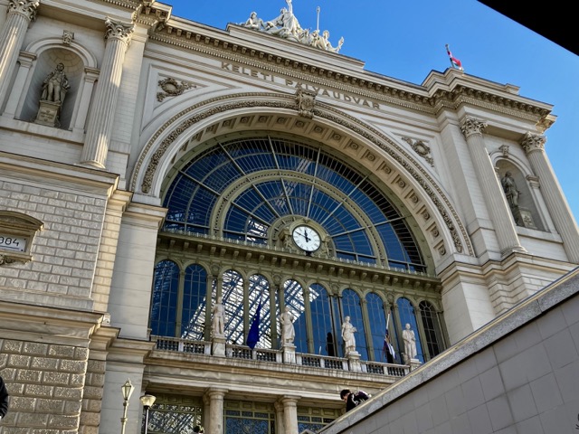 彫刻と建築が美しいブダペスト東駅（Keleti）の正面外観
