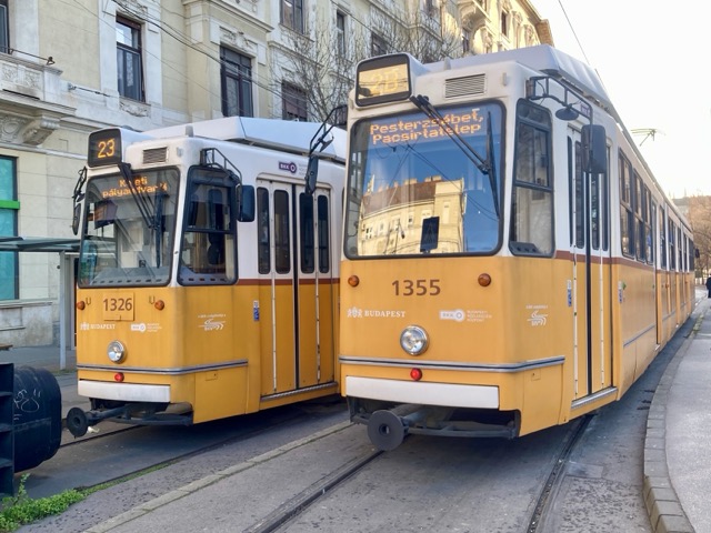 ドナウ川沿いを走るブダペスト名物の黄色い路面電車トラム
