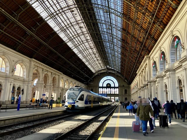 ブダペスト東駅（Keleti）の荘厳なホームに停車する列車