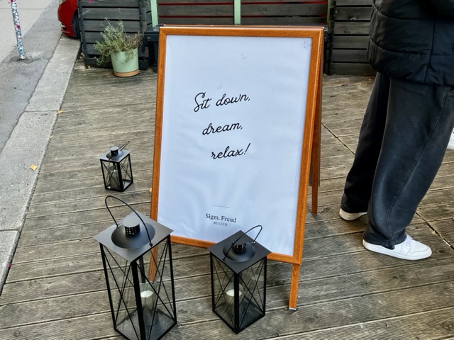 フロイト博物館カフェのテラスにある「Sit down, dream, relax!」の看板