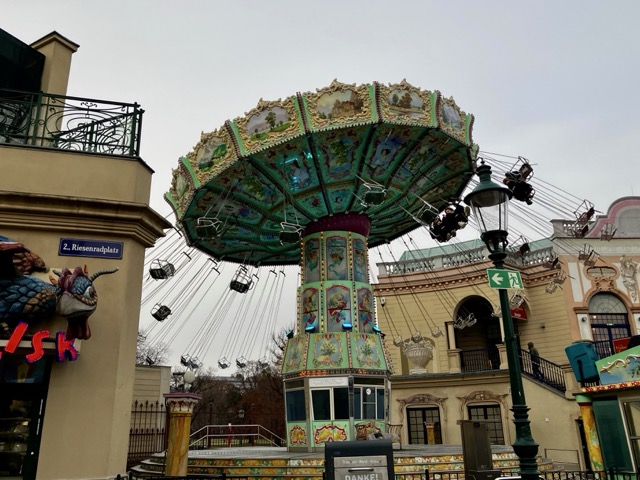 冬の空を舞うプラーター公園のレトロでカラフルな空中ブランコ
