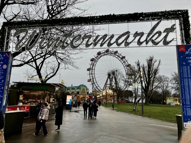 プラーター公園で開催中のWintermarkt（ウィンターマルクト）の入り口