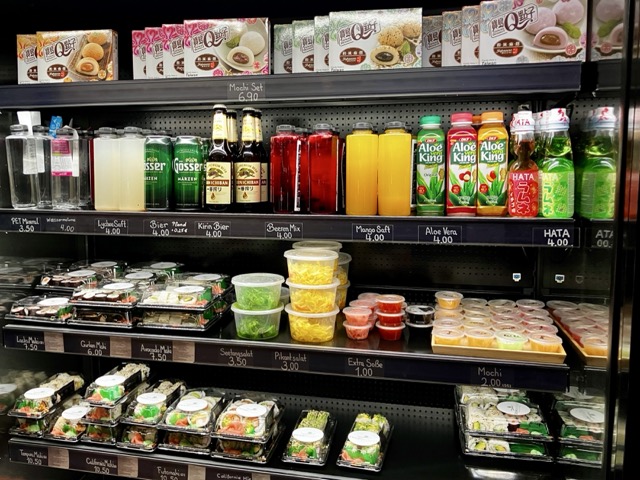 フードコートで販売されているラムネやビール、寿司パックなど