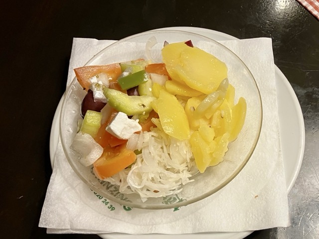 ホイリゲで注文したポテトサラダやピクルスの盛り合わせ