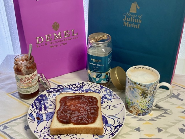 ウィーン土産のデメルのジャムとユリウスマインルのコーヒーで再現した自宅での朝食シーン。お気に入りの猫のマグカップやお皿とともに
