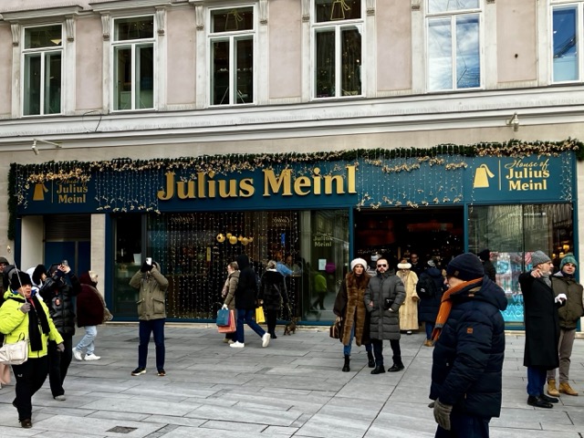 ウィーン中心部にあるユリウスマインルの格調高い店舗外観