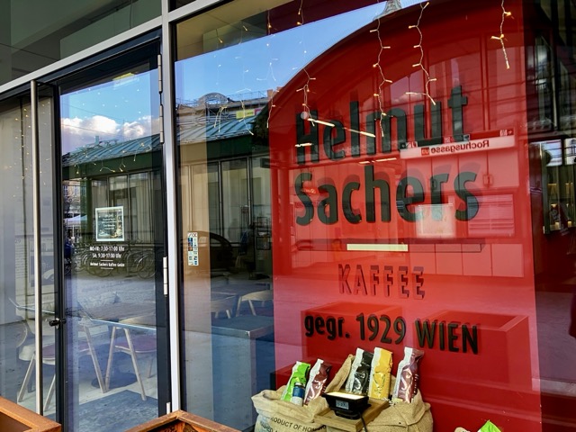 ヘルムート・ザッハー・カフェの店舗外観。年末のため休業中