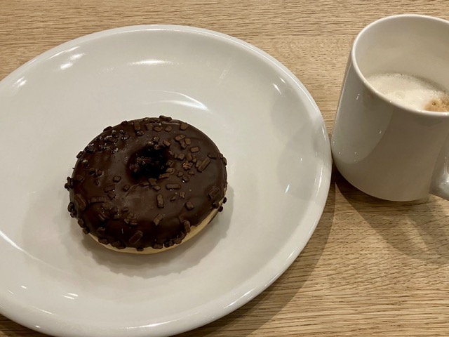 食後のデザートにぴったりなチョコレートドーナツと温かいコーヒー