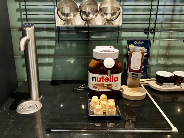 アパートホテル アダージョ ミュンヘン シティの朝食にあるヌテラ専用サーバーとワッフルコーン