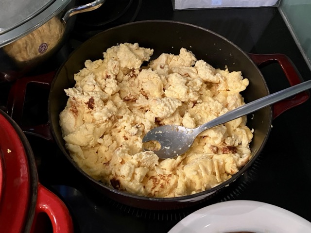 朝食ビュッフェの定番メニューであるふわふわのスクランブルエッグ
