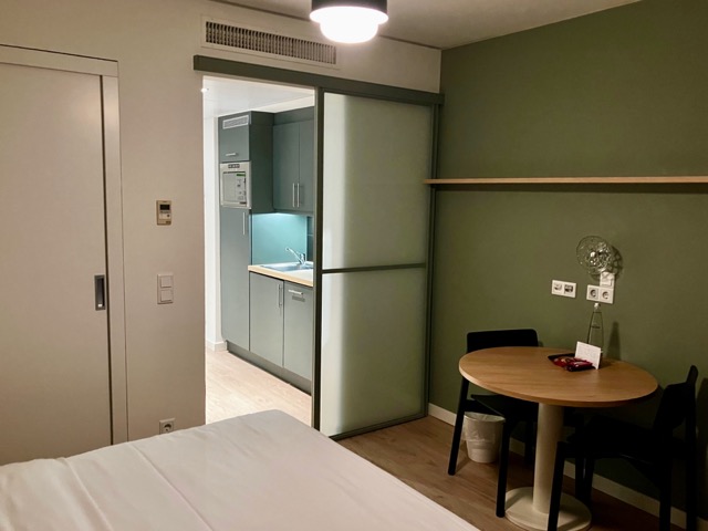 アパートホテル アダージョ ミュンヘン シティの居室からキッチン方向。キッチンの先が入り口