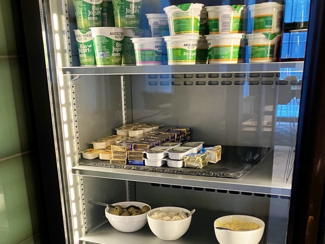 ヨーグルトやバター、たまごサラダなどが並ぶ朝食用冷蔵庫