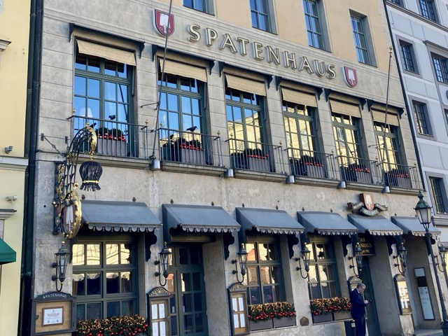 オペラ座向かいにある名店シュパーテンハウスの外観