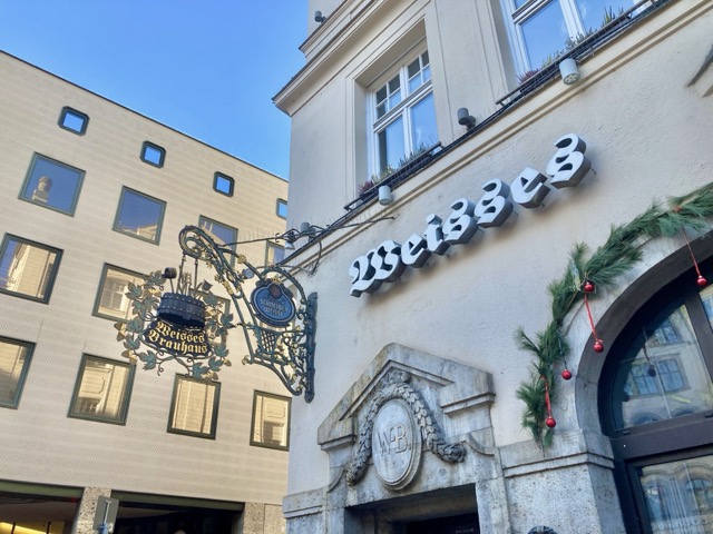ミュンヘンの白ビールの名店ヴァイセス・ブラウハウスの看板