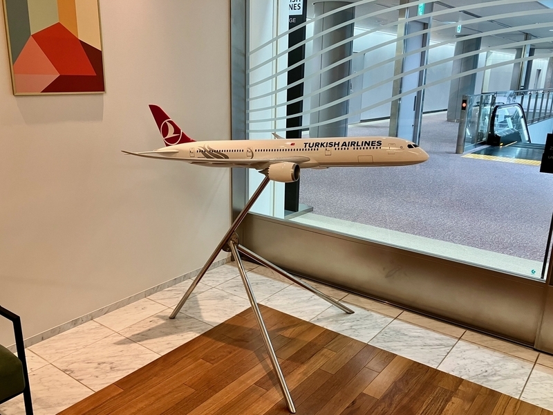 成田空港第1ターミナル、ターキッシュエアラインズラウンジ入口に飾られた飛行機模型