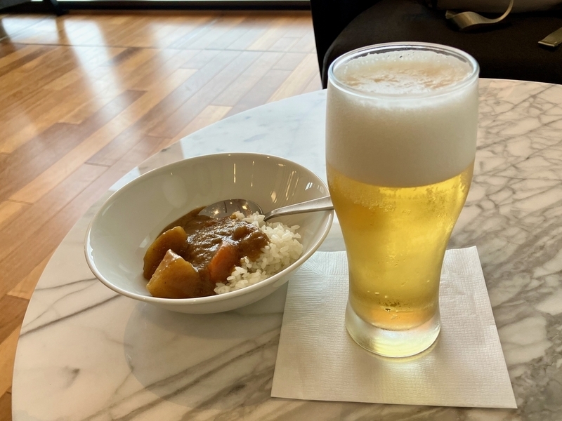 ターキッシュエアラインズラウンジの食事、特製カレーと生ビール