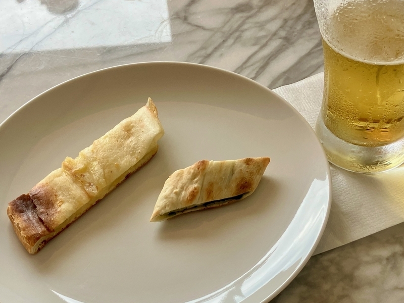 成田空港のターキッシュエアラインズラウンジで提供されているトルコのピザ風料理「ピデ」