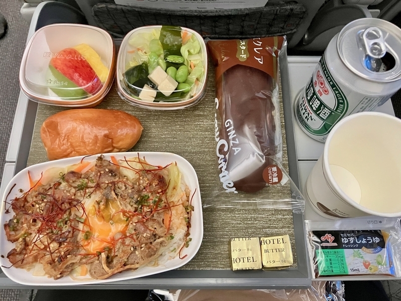 エバー航空BR183便エコノミークラスの機内食（牛カルビ弁当風メイン、サラダ、フルーツ、台湾ビール）
