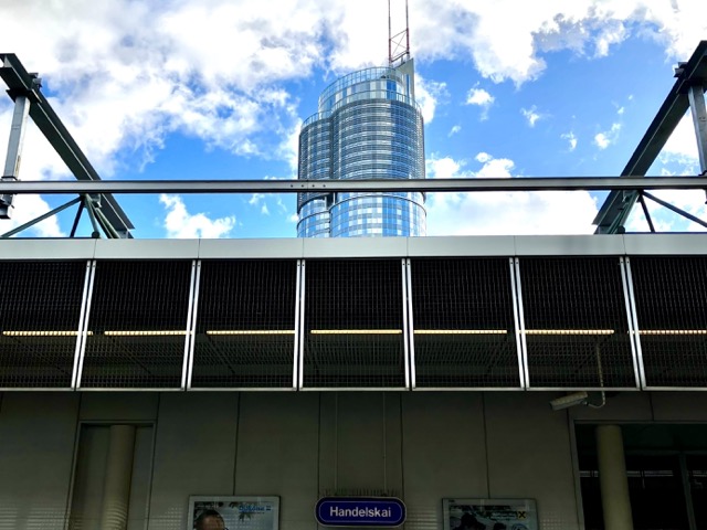 Handelskai駅ホームから見上げるミレニアムタワーの外観