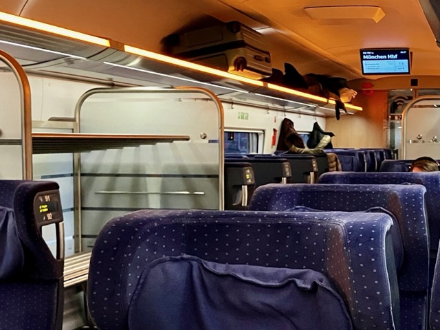 ドイツ高速列車ICE 2等車の車内。大型スーツケースが置ける荷物ラックの様子