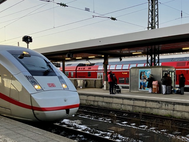 ニュルンベルク駅のホームに入線するドイツ高速列車ICEの外観