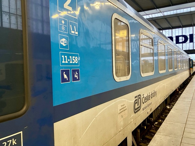 ミュンヘンからレーゲンスブルクへ向かうチェコ鉄道（České dráhy）の青い車体
