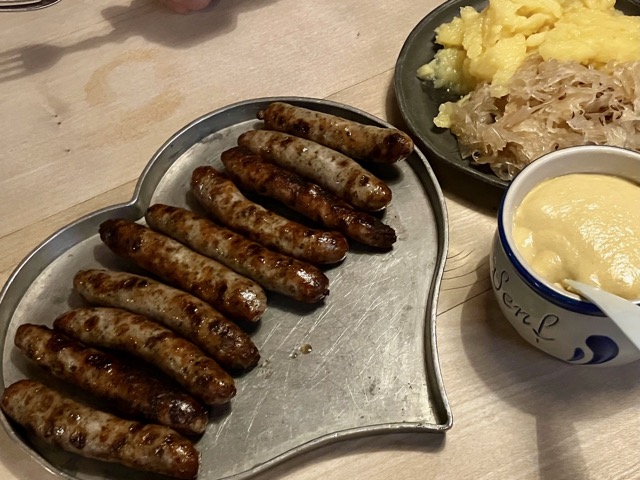 ニュルンベルク名物の焼きソーセージとザワークラウト、マスタード