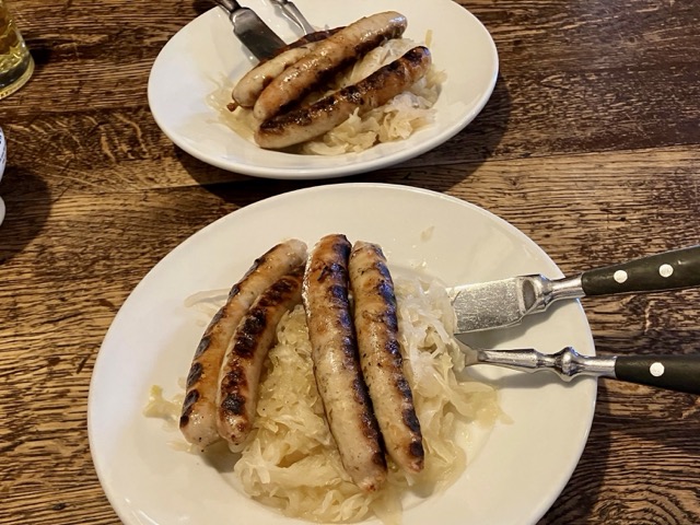 ザワークラウトの上に盛り付けられた、炭火焼きの香ばしいレーゲンスブルク名物ソーセージ