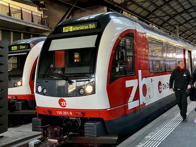 ルツェルン駅のホームに停車中のインターラーケン・オスト行きパノラマ列車（PE）の外観