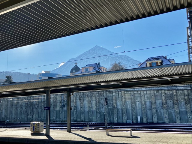 スイス・シュピーツ駅のホームと屋根越しにドーンとそびえ立つニーゼン山
