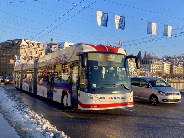 スイス・ルツェルンの街を走る赤と白の連結トロリーバス（RBUS）