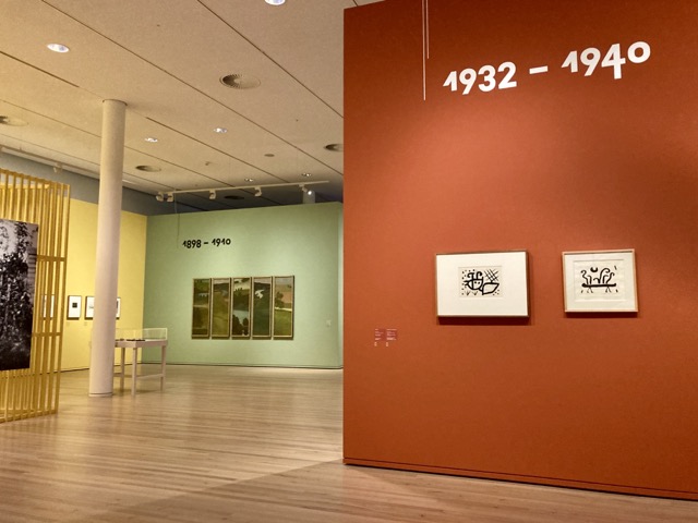 パウル・クレーセンターの広々とした展示室、1932年から1940年のクレーの作品が飾られている様子
